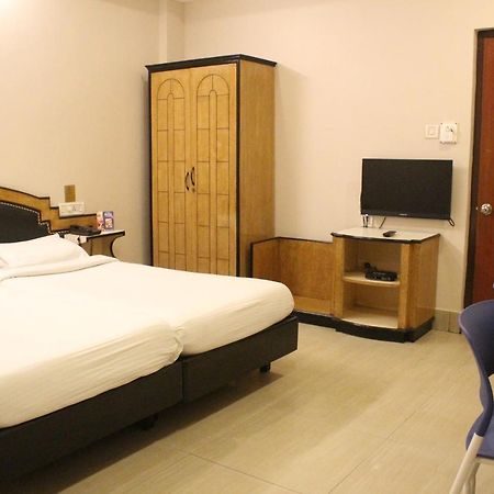 Hotel Priya 부바네스 외부 사진