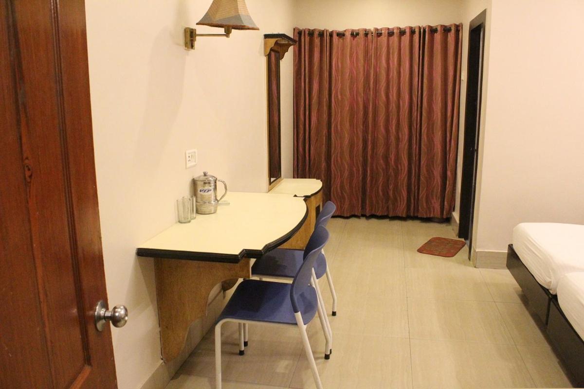 Hotel Priya 부바네스 외부 사진